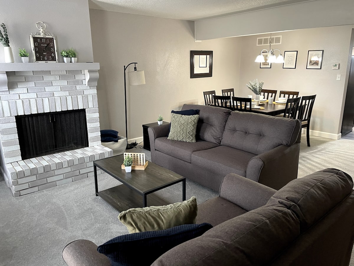 Traditional Updated Townhome — sleeps 12, 4 Sleep Spaces