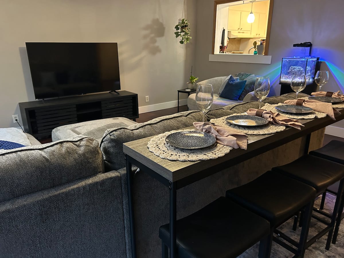 Serene Getaway in South KC — sleeps 11