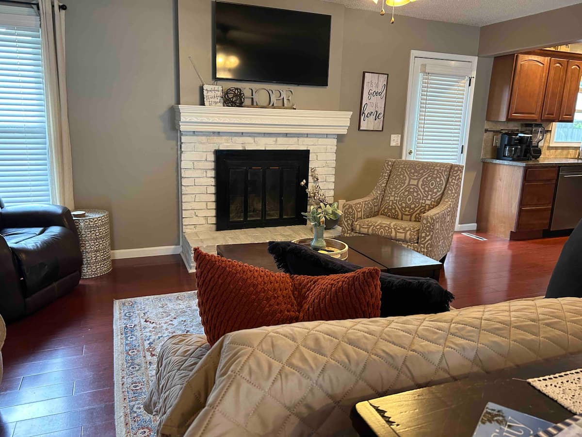 Lux Open Floor Plan 4 Bdrm (2 King Master Ensuite) Upper