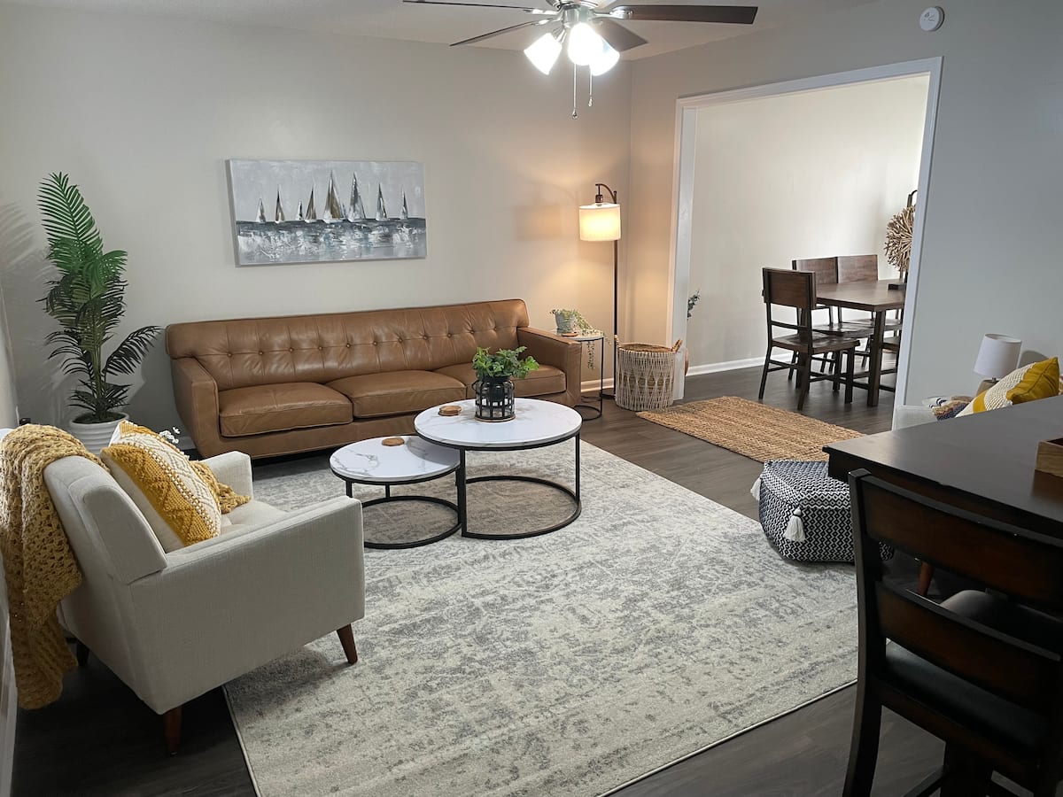 7 Premium Queen Beds, 3.5 Bath, 2200 Sqft — 5 Private Sleep Spaces