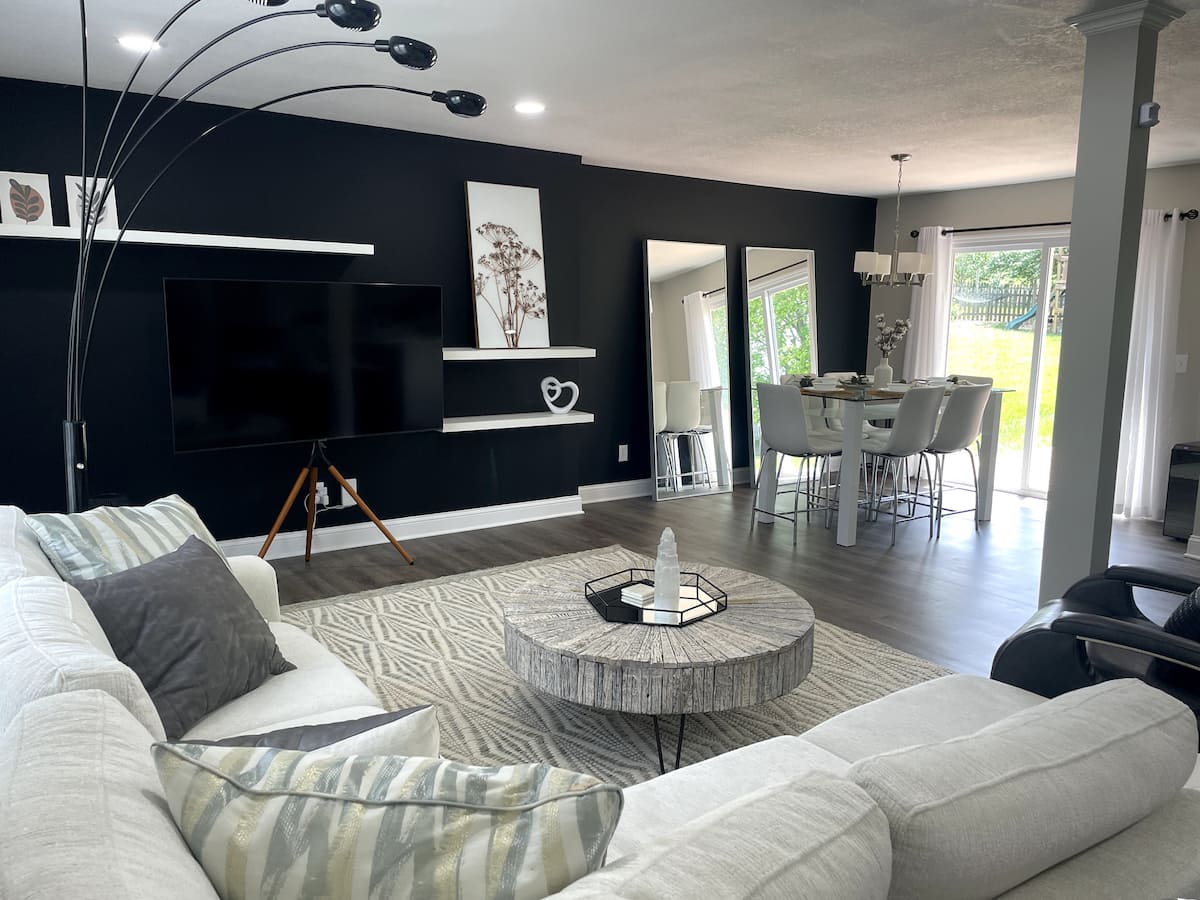 Euro 3 King — Modern 4 Bdrm, 5 Private Spaces